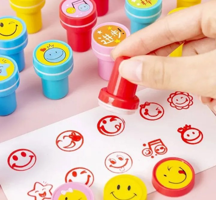 Cute Emoji Stamp Set for Kids (Pack of 10) – Fun Cartoon Face Stamper for Arts & Crafts
